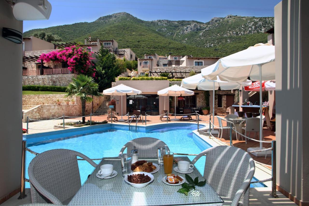 Hotel Tesoro Nikiana Bagian luar foto