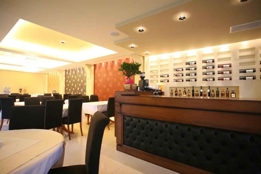 Hotel Tesoro Nikiana Bagian luar foto