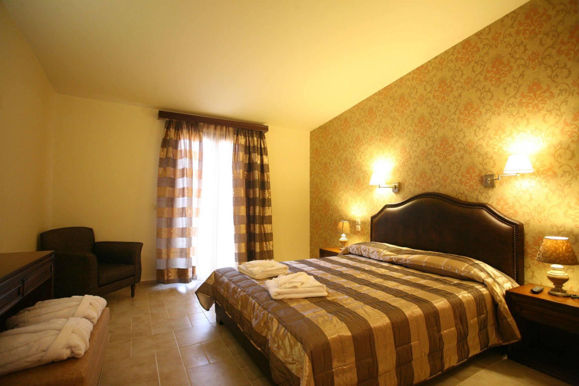 Hotel Tesoro Nikiana Bagian luar foto