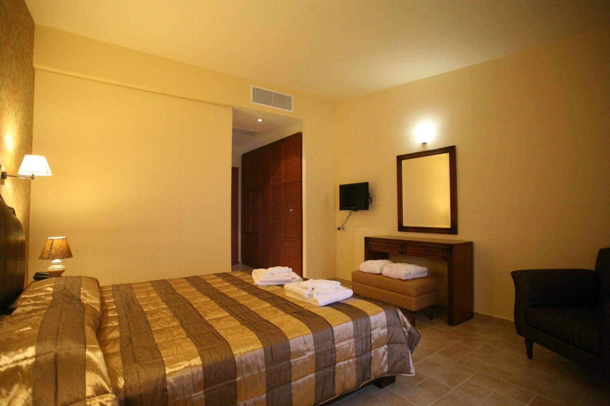 Hotel Tesoro Nikiana Bagian luar foto