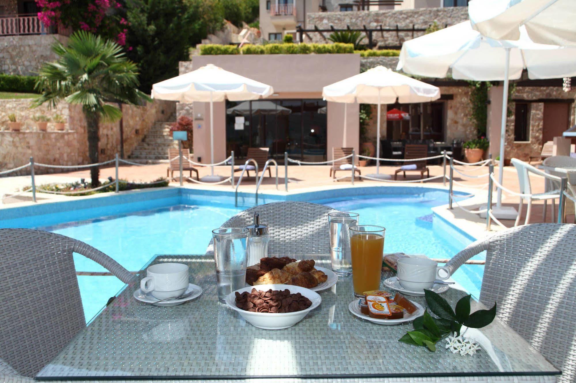 Hotel Tesoro Nikiana Bagian luar foto
